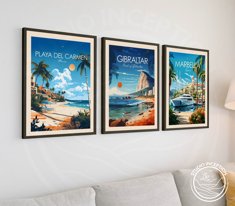 Pode incluir: Tr&ecirc;s p&ocirc;steres de viagem emoldurados com uma est&eacute;tica vintage. Os p&ocirc;steres apresentam ilustra&ccedil;&otilde;es de Playa del Carmen, M&eacute;xico, Gibraltar e Marbella, Espanha. Cada p&ocirc;ster tem uma combina&ccedil;&atilde;o de cores azul e laranja e apresenta uma cena de praia.