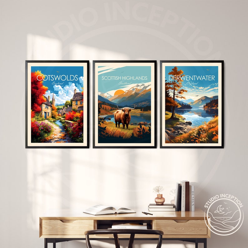 Puede incluir: Tres carteles de viaje enmarcados con paisajes pintorescos. El primer cartel presenta un pueblo en los Cotswolds, Inglaterra. El segundo cartel presenta una vaca de las Tierras Altas en las Tierras Altas de Escocia, Escocia. El tercer cartel presenta un lago en Derwentwater, Inglaterra.