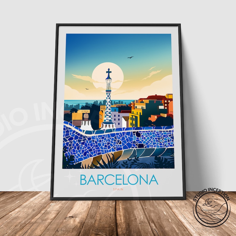 K&ouml;nnte beinhalten: Eine farbenfrohe Illustration des Park G&uuml;ell in Barcelona, Spanien. Das Bild zeigt eine mit Mosaiken verzierte Bank, einen hohen Turm und eine Stadtlandschaft im Hintergrund. Der Text "BARCELONA SPANIEN" befindet sich am unteren Rand des Bildes.