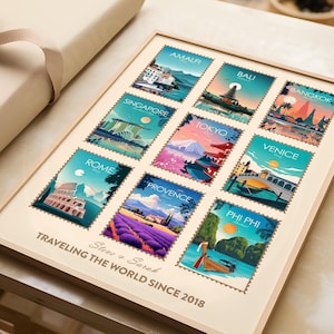 Peut inclure: Impression encadrée avec des motifs de timbres-poste sur le thème du voyage. Chaque timbre représente un lieu différent, notamment Amalfi, Bali, Bangkok, Singapour, Tokyo, Venise, Rome, Provence et Phi Phi. Le texte "TRAVELING THE WORLD SINCE 2018" est affiché en bas.