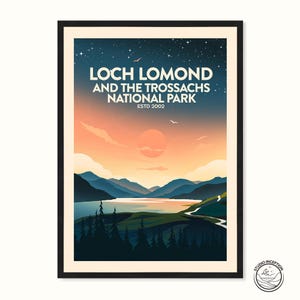 Puede incluir: Un cartel de viaje de estilo vintage para Loch Lomond y el Parque Nacional de los Trossachs en Escocia. El cartel presenta un paisaje pintoresco con un lago, montañas y un cielo de puesta de sol con estrellas. El texto "Loch Lomond and The Trossachs National Park Estd 2002" está impreso en blanco sobre un fondo azul oscuro.