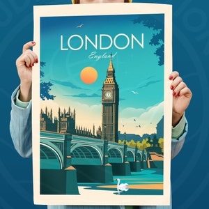 Pode incluir: Um p&ocirc;ster de viagem de estilo vintage com uma ilustra&ccedil;&atilde;o colorida do Big Ben, a ic&ocirc;nica torre do rel&oacute;gio de Londres, Inglaterra. O p&ocirc;ster tem um c&eacute;u azul com um sol amarelo e uma ponte em primeiro plano. O texto "LONDON England" est&aacute; no topo do p&ocirc;ster.