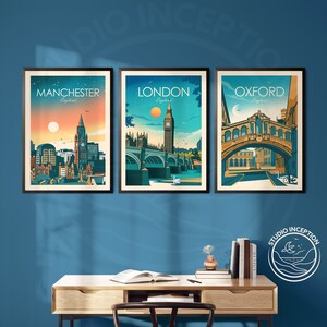 Pode incluir: Tr&ecirc;s ilustra&ccedil;&otilde;es emolduradas de paisagens urbanas. As ilustra&ccedil;&otilde;es s&atilde;o em estilo retro com uma paleta de cores vintage. As ilustra&ccedil;&otilde;es representam Manchester, Londres e Oxford, Inglaterra. Cada ilustra&ccedil;&atilde;o apresenta um marco proeminente da cidade.