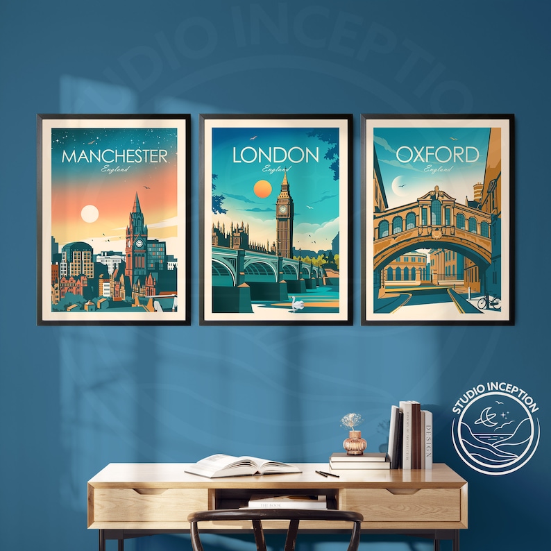 Pode incluir: Tr&ecirc;s ilustra&ccedil;&otilde;es emolduradas de paisagens urbanas. As ilustra&ccedil;&otilde;es s&atilde;o em estilo retro com uma paleta de cores vintage. As ilustra&ccedil;&otilde;es representam Manchester, Londres e Oxford, Inglaterra. Cada ilustra&ccedil;&atilde;o apresenta um marco proeminente da cidade.