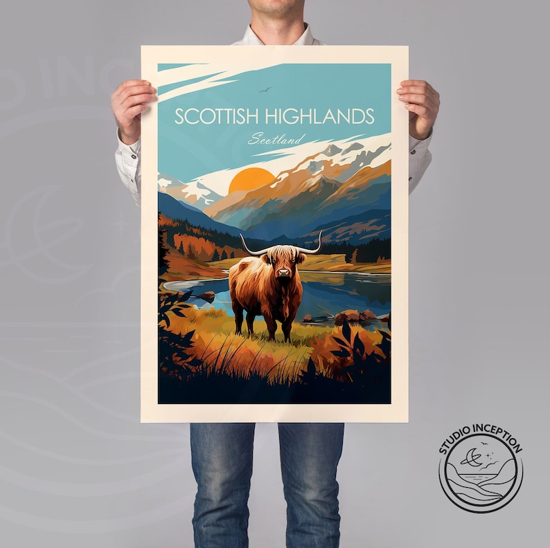 Puede incluir: Un dise&ntilde;o de p&oacute;ster de viaje vintage con una vaca de las Tierras Altas de Escocia de pie en un campo con un lago y monta&ntilde;as en el fondo. El p&oacute;ster tiene el texto "Scottish Highlands, Scotland" en la parte superior.
