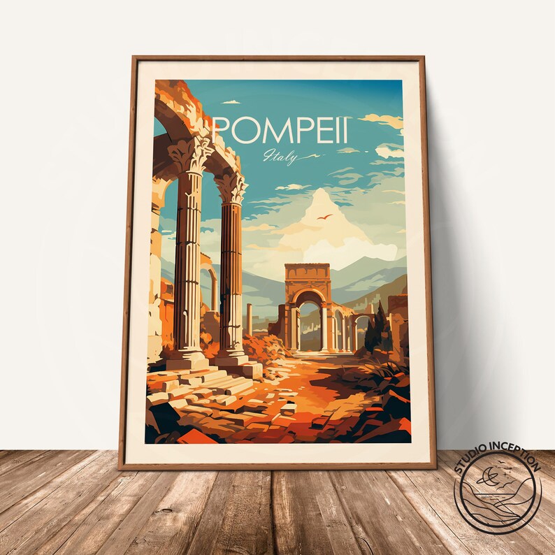 Puede incluir: Un cartel de viaje vintage con una ilustraci&oacute;n colorida de las ruinas de Pompeya, Italia. El cartel presenta un gran arco y columnas, con una cordillera de monta&ntilde;as en el fondo. El texto "Pompeii Italy" est&aacute; impreso en negrita en la parte superior del cartel.