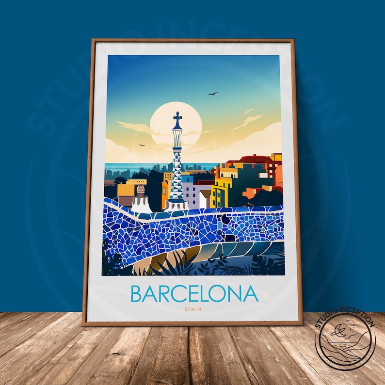 K&ouml;nnte beinhalten: Eine farbenfrohe Illustration von Barcelona, Spanien, mit Blick auf die Stadt vom Park G&uuml;ell. Die Illustration zeigt einen mit Mosaiken gepflasterten Weg, einen hohen Turm mit einem Kreuz obenauf und eine strahlend gelbe Sonne am Himmel. Der Text "BARCELONA" und "SPANIEN" ist unter der Illustration gedruckt.