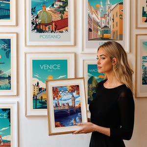 Puede incluir: Una colecci&oacute;n de p&oacute;sters de viaje enmarcados que representan varias ciudades de todo el mundo, incluyendo Positano, Venecia, Londres, Lisboa y Machu Picchu. Los p&oacute;sters son de varios colores y estilos, y todos est&aacute;n enmarcados en un marco simple y moderno.