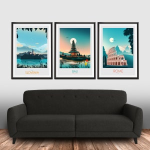 Puede incluir: Tres impresiones enmarcadas con ilustraciones coloridas de monumentos de Eslovenia, Bali y Roma. Cada impresi&oacute;n presenta un cielo azul con una luna blanca y una etiqueta de texto en la parte inferior.