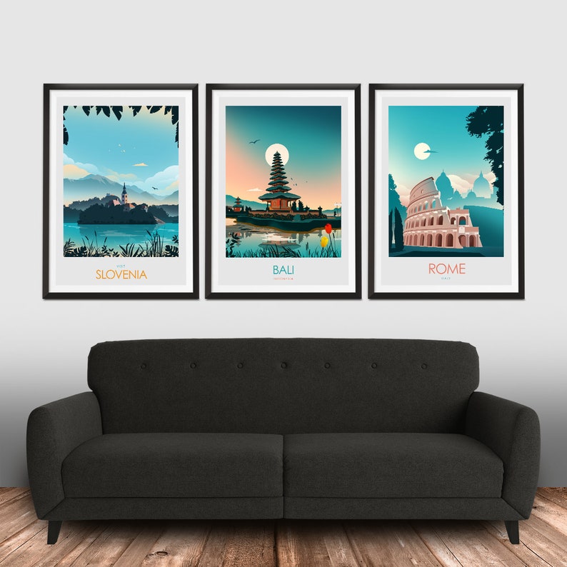 Puede incluir: Tres impresiones enmarcadas con ilustraciones coloridas de monumentos de Eslovenia, Bali y Roma. Cada impresi&oacute;n presenta un cielo azul con una luna blanca y una etiqueta de texto en la parte inferior.