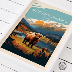 Puede incluir: Un dise&ntilde;o de p&oacute;ster de viaje vintage con una vaca de las Tierras Altas de Escocia de pie en un campo con un lago y monta&ntilde;as en el fondo. El texto "Scottish Highlands" y "Scotland" est&aacute; en la parte superior del p&oacute;ster.