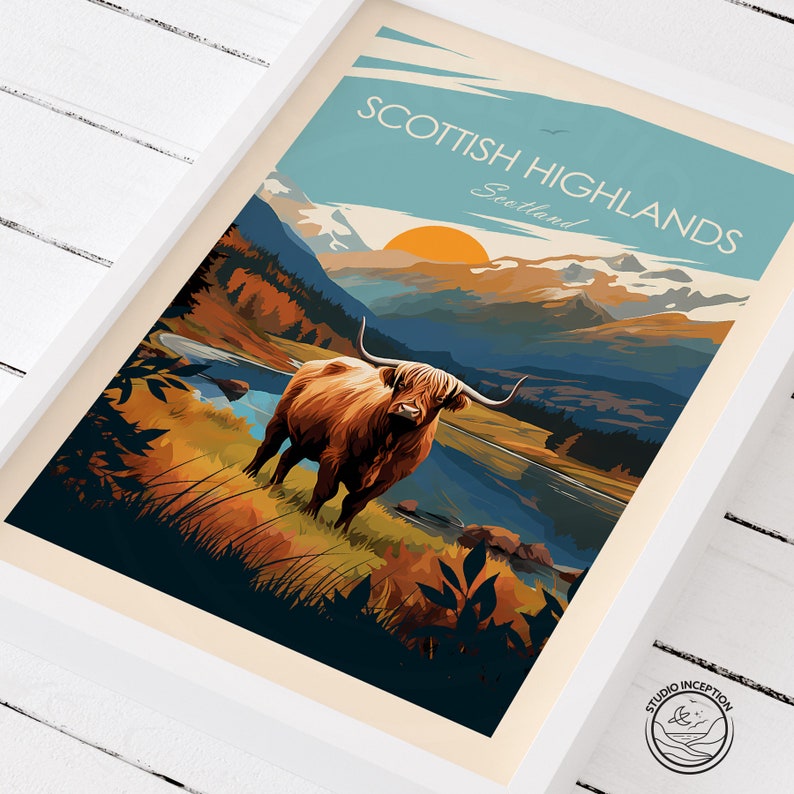 Puede incluir: Un dise&ntilde;o de p&oacute;ster de viaje vintage con una vaca de las Tierras Altas de Escocia de pie en un campo con un lago y monta&ntilde;as en el fondo. El texto "Scottish Highlands" y "Scotland" est&aacute; en la parte superior del p&oacute;ster.