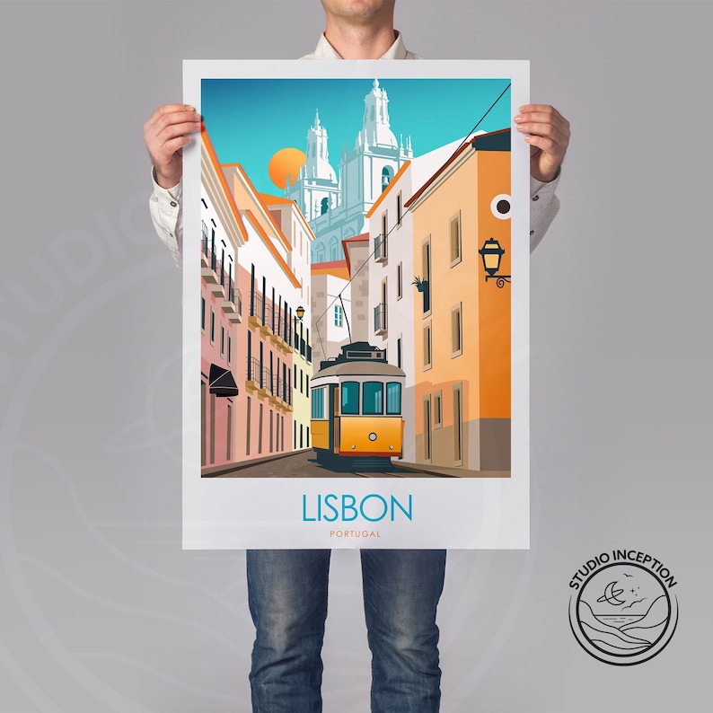 Peut inclure: Une illustration color&eacute;e d'une sc&egrave;ne de rue &agrave; Lisbonne, au Portugal. L'image repr&eacute;sente un tramway jaune qui monte une colline bord&eacute;e de b&acirc;timents color&eacute;s. Le texte "LISBON PORTUGAL" est en bas de l'image.
