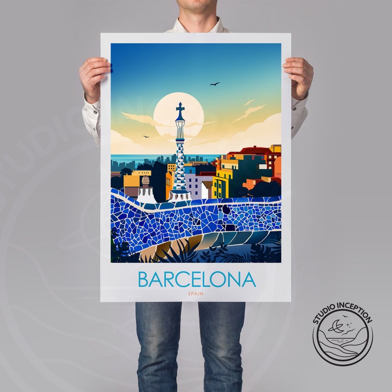 K&ouml;nnte beinhalten: Eine farbenfrohe Illustration der Skyline von Barcelona mit einem blauen und wei&szlig;en Mosaikdesign im Vordergrund. Der Text "BARCELONA SPANIEN" befindet sich am unteren Rand des Bildes.