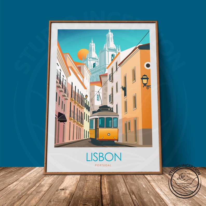 Peut inclure: Un tramway jaune circule dans une rue &eacute;troite de Lisbonne, au Portugal. La rue est bord&eacute;e de b&acirc;timents color&eacute;s et le tramway est entour&eacute; d'un ciel bleu avec un soleil &eacute;clatant.