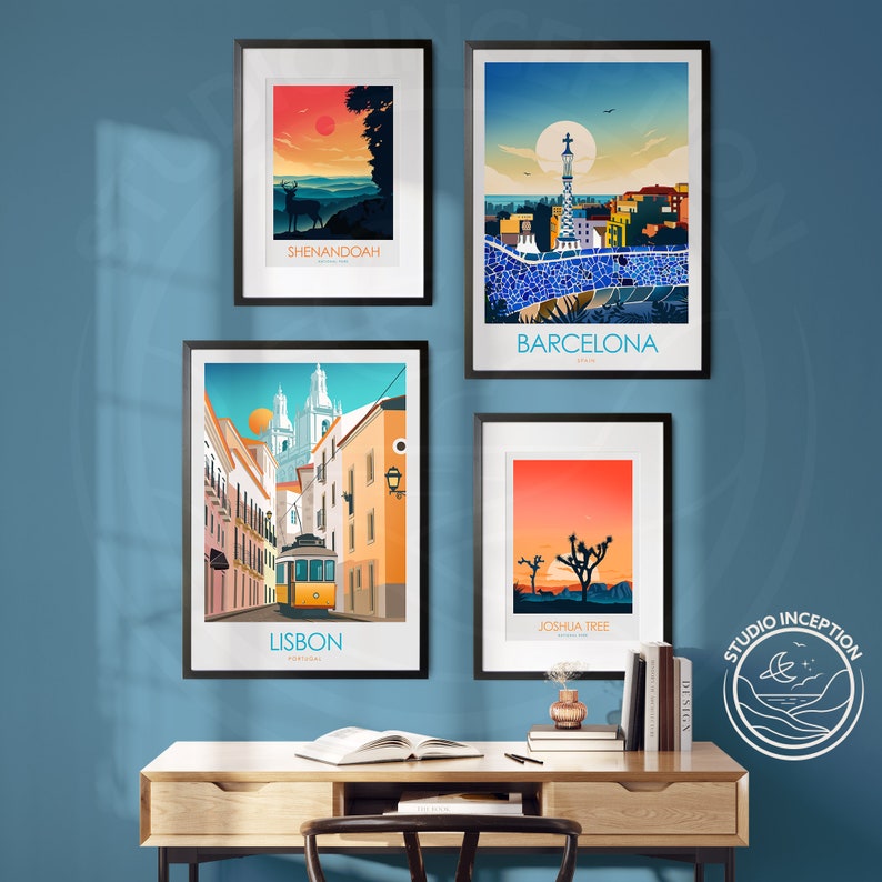Peut inclure: Quatre illustrations encadr&eacute;es de diff&eacute;rents endroits, dont Shenandoah, Barcelone, Lisbonne et Joshua Tree. Les illustrations sont dans un style graphique color&eacute; et pr&eacute;sentent des monuments et des paysages embl&eacute;matiques de chaque endroit. Les cadres sont noirs et les illustrations sont sur un mur bleu.