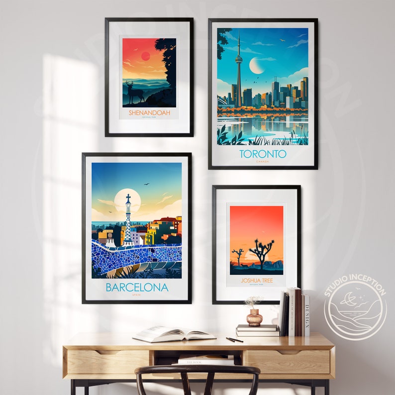 K&ouml;nnte beinhalten: Vier gerahmte Stadtbild-Poster mit bunten Illustrationen. Die Poster h&auml;ngen an einer wei&szlig;en Wand. Die Poster zeigen die St&auml;dte Shenandoah, Toronto, Barcelona und Joshua Tree.
