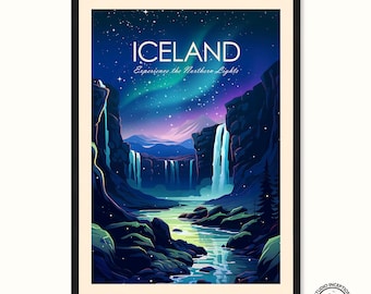 Pode incluir: Impressão artística emoldurada com uma paisagem islandesa. A obra mostra cachoeiras, um rio e montanhas sob um céu estrelado e a aurora boreal. A palavra "ICELAND" é exibida no topo, com o texto "Experience the Northern Lights" abaixo.