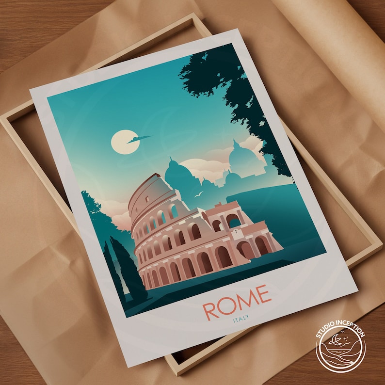 Puede incluir: Un dise&ntilde;o de p&oacute;ster de viaje vintage con el Coliseo en Roma, Italia. El p&oacute;ster est&aacute; ilustrado en una paleta de colores apagados de azul, verde y marr&oacute;n. El texto "ROMA ITALIA" est&aacute; impreso en la parte inferior del p&oacute;ster.
