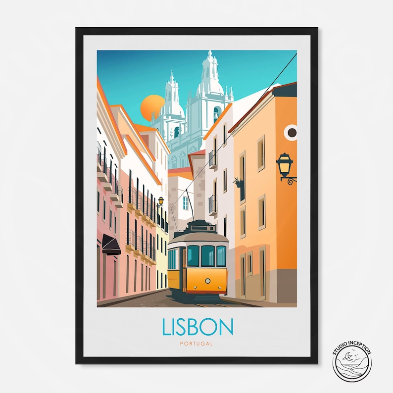 Peut inclure: Une illustration color&eacute;e d'un tramway jaune montant une colline &agrave; Lisbonne, au Portugal. Le tramway est entour&eacute; de b&acirc;timents color&eacute;s avec un ciel bleu et un soleil orange vif en arri&egrave;re-plan. Le texte "LISBONNE" et "PORTUGAL" est imprim&eacute; sous le tramway.
