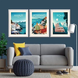 Puede incluir: Tres p&oacute;sters de viaje enmarcados con ilustraciones de Amalfi, Positano y Roma, Italia. Cada p&oacute;ster presenta una ilustraci&oacute;n colorida de un hito famoso en cada ciudad, con el nombre de la ciudad y "Italia" impreso en texto blanco en la parte superior de cada p&oacute;ster.