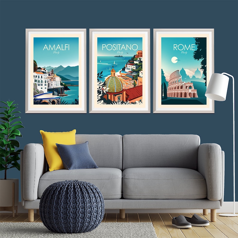 Puede incluir: Tres p&oacute;sters de viaje enmarcados con ilustraciones de Amalfi, Positano y Roma, Italia. Cada p&oacute;ster presenta una ilustraci&oacute;n colorida de un hito famoso en cada ciudad, con el nombre de la ciudad y "Italia" impreso en texto blanco en la parte superior de cada p&oacute;ster.