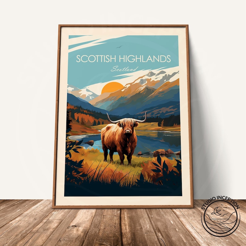 Puede incluir: Un cartel de viaje vintage con una vaca Highland marr&oacute;n de pie en un campo con un lago y monta&ntilde;as en el fondo. El texto del cartel dice "Scottish Highlands, Scotland".