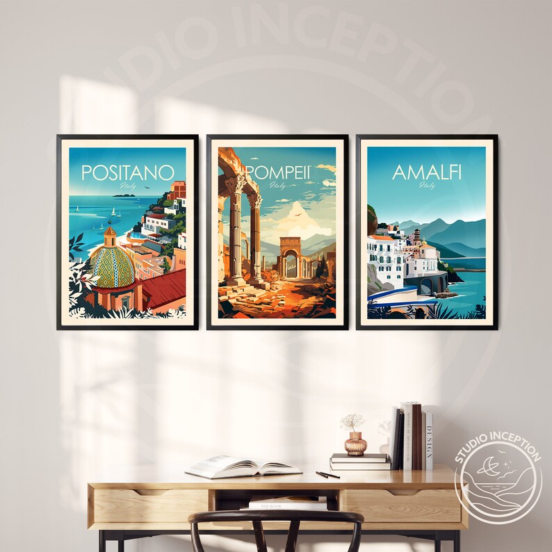 Puede incluir: Tres p&oacute;sters de viaje enmarcados con ilustraciones de estilo vintage de Positano, Pompeya y Amalfi, Italia. Cada p&oacute;ster presenta una representaci&oacute;n colorida de un hito famoso o una vista panor&aacute;mica, con el nombre de la ciudad y "Italia" impreso en texto blanco.