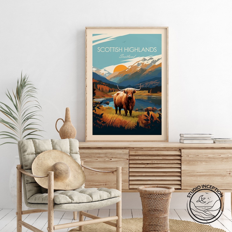 Puede incluir: Un p&oacute;ster de viaje vintage con una vaca Highland marr&oacute;n de pie en un campo con un lago y monta&ntilde;as en el fondo. El p&oacute;ster tiene el texto "Scottish Highlands, Scotland" en la parte superior.