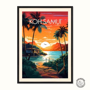 Könnte beinhalten: Ein Vintage-Reiseposter mit einer Sonnenuntergangsszene von Koh Samui, Thailand. Das Poster zeigt eine Palme, ein kleines Haus und ein Gewässer mit Bergen im Hintergrund. Der Text "KOH SAMUI Thailand" ist in Weiß auf rotem Hintergrund gedruckt.