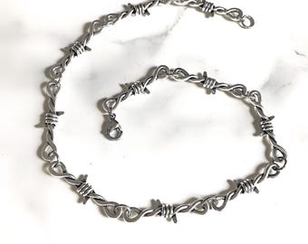 Zilverkleurige ketting met prikkeldraad: grungy gotische sieraden