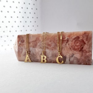 Collar con mini letras brillantes de acero inoxidable chapado en oro de 18 quilates