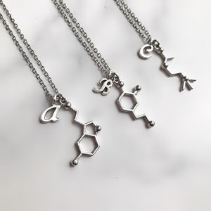 Collar personalizado de serotonina dopamina acetilcolina / regalo de símbolo de molécula / regalo de amistad / collar inicial de letra