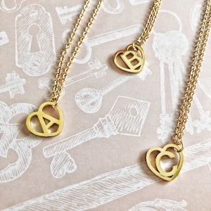 Collar de letras iniciales enmarcadas en corazón de oro de acero inoxidable / Mejores amigos / Collar BFF / Collar de graduación / Hermanas / Besties