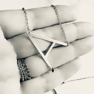 Collar con inicial grande lateral de acero inoxidable y plata / Collar Alexis Rose / Collar con letra personalizada / Regalo para mamá