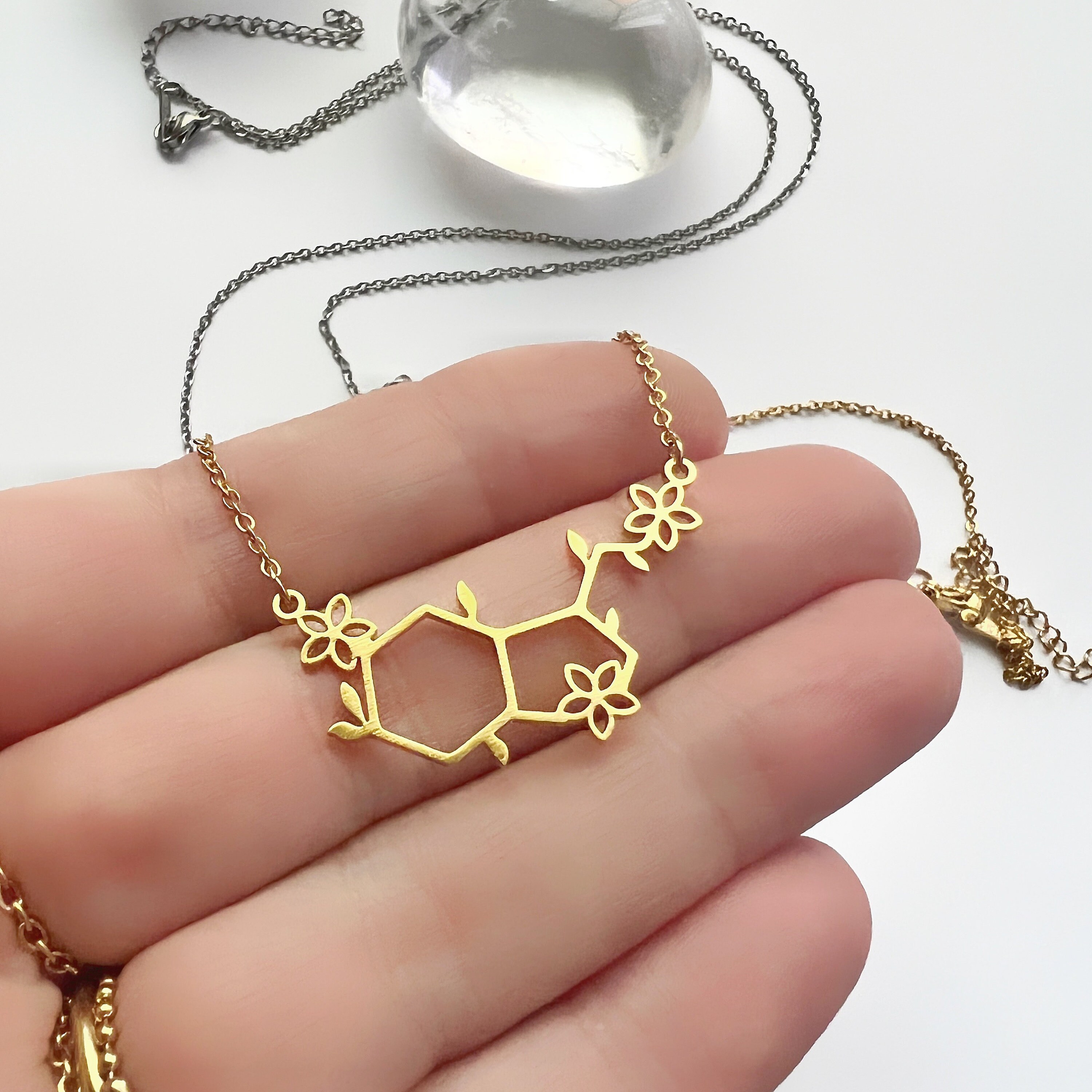 Collana floreale con molecola di serotonina: gioielli in acciaio inossidabile dedicati alla chimica - Italia