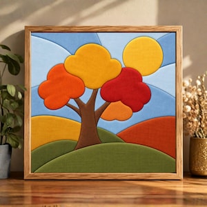 Peut inclure: Une œuvre d'art murale en tissu de forme carrée dans un cadre en bois représentant un paysage stylisé avec un arbre central. L'arbre a un feuillage arrondi orange, jaune et rouge. Le fond montre un soleil jaune, un ciel bleu clair et des collines.