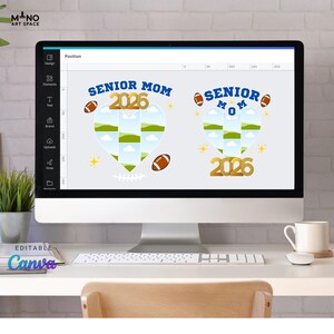 Pode incluir: Um monitor de computador exibe um design com o texto "SENIOR MOM 2026" em azul e dourado, juntamente com gr&aacute;ficos de futebol. O design tem formato de cora&ccedil;&atilde;o com uma colagem de imagens. A palavra "EDITABLE" e o logotipo Canva s&atilde;o vis&iacute;veis.