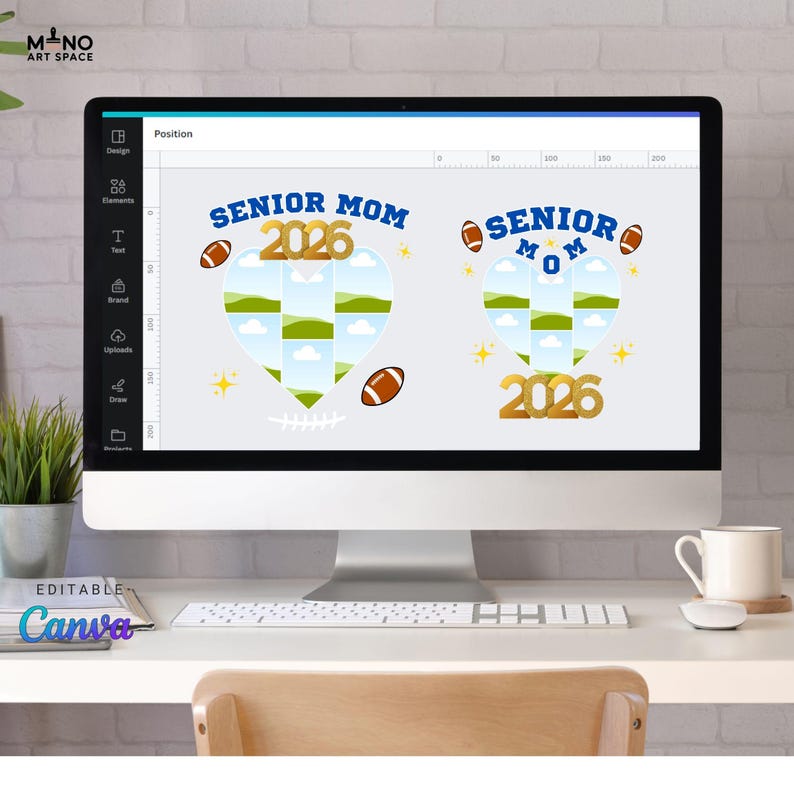 Pode incluir: Um monitor de computador exibe um design com o texto "SENIOR MOM 2026" em azul e dourado, juntamente com gr&aacute;ficos de futebol. O design tem formato de cora&ccedil;&atilde;o com uma colagem de imagens. A palavra "EDITABLE" e o logotipo Canva s&atilde;o vis&iacute;veis.