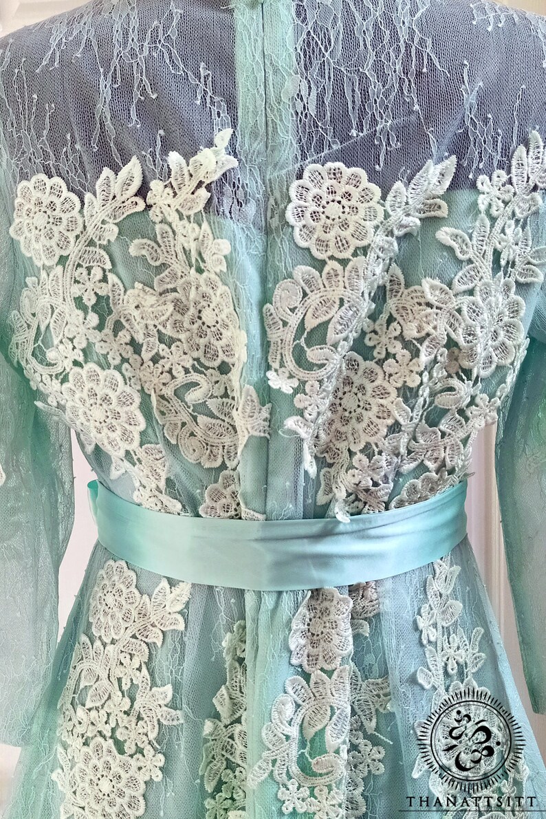 Robe en dentelle florale sophistiquée et élégante avec un ...