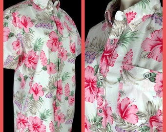 Beautiful Ladies Hawaiian Shirt from Sunrise Kingdom, Size Small, White with Pink Hibiscus