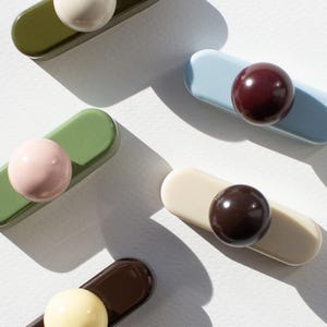 Färgglad handgjord modern oval och sfärisk bollformad skåpknopp