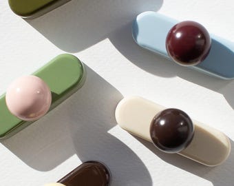 Bouton de meuble moderne coloré fait main en forme de boule ovale et sphérique