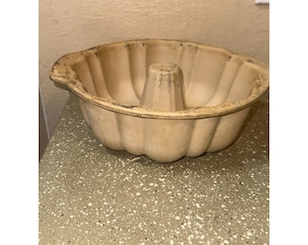 Pampered Chef Large Stoneware Bundt Pan 10 1/2" / Family Heritage Baking Dish