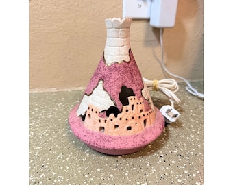 Lampe enfichable vintage tipi village en céramique rose du sud-ouest