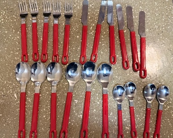 Lot de couverts vintage en acier inoxydable avec manche rouge – 21 pièces Mid-Century