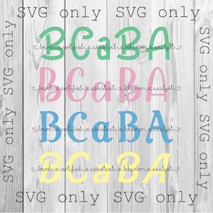 Puede incluir: Cuatro variaciones del texto "BCBA" en diferentes colores: verde, rosa, azul y amarillo. Cada variación incluye el texto "board certified assistant behavior analyst" en un tamaño de fuente más pequeño debajo de las letras.
