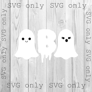 Puede incluir: Un archivo de diseño digital para un proyecto de artesanía con temática de Halloween. El diseño presenta tres fantasmas blancos con rasgos faciales negros, que deletrean la palabra "BOO".