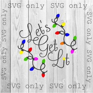 以下が含まれることがあります： 「Let's Get Lit」というテキストと、その周りを囲むカラフルなクリスマスライトのストリング。