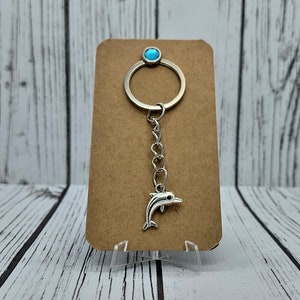 Dolphin Charm Schlüsselanhänger mit dekorativem Split Pin auf Karte
